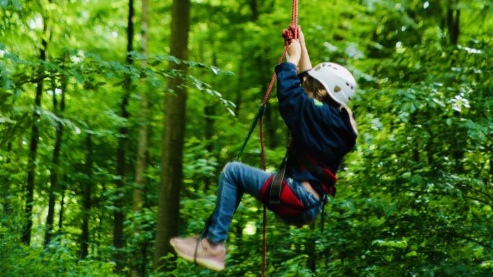 Barn der klatrer i træerne med dobbeltrebsmetode